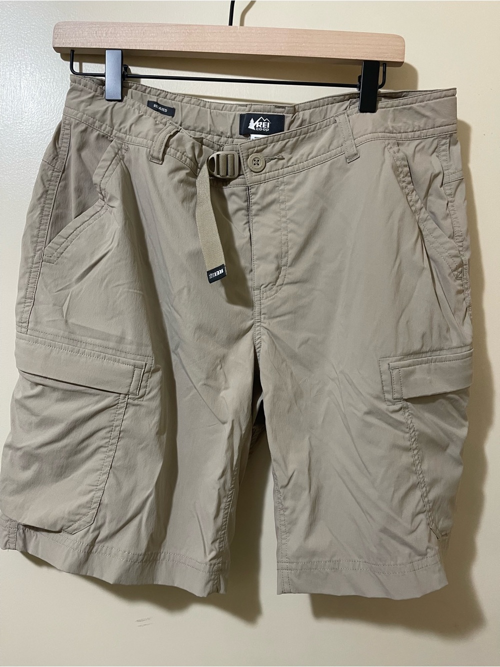REI Coop Womens Relaxed Cargo Shorts Sz  12 Khaki Belted Pockets Stretch Hiking